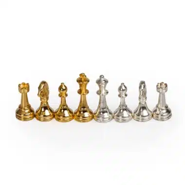 Kleines Schachbrett aus Weißem und Schwarzem Glas & Schachspiel aus Vergoldetem / Versilbertem Metall – Bild 6