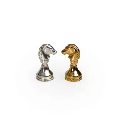Kleines Schachbrett aus Weißem und Schwarzem Glas & Schachspiel aus Vergoldetem / Versilbertem Metall – Bild 9
