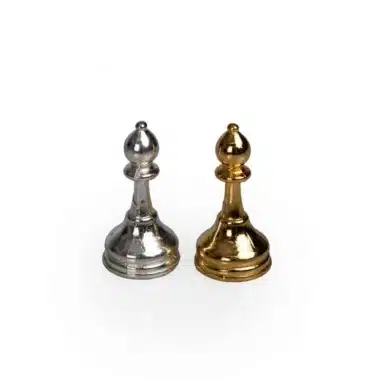 Kleines Schachbrett aus Weißem und Schwarzem Glas & Schachspiel aus Vergoldetem / Versilbertem Metall – Bild 8
