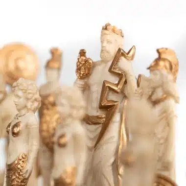 Detail des goldenen Königs mit Blitz in der Hand, mythologische Figuren in Nahaufnahme