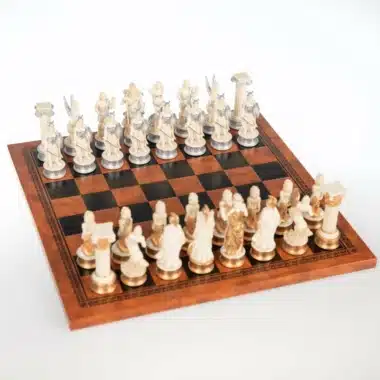 Schachfiguren Griechische Mythologie aufgereiht auf dem Kunstleder-Schachbrett