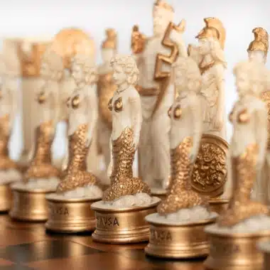 Goldene weibliche Figuren mit nummerierten Sockeln, Nahaufnahme auf dem Schachbrett