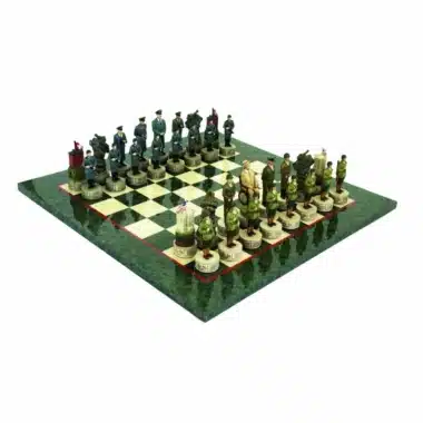 Komplettes Schachspiel Hitler vs Roosevelt auf grün-weißem Heidemaserholz-Schachbrett
