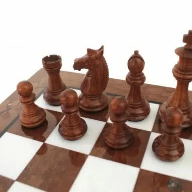 Dunkle Rosenholz-Schachfiguren, Springer und Läufer in Nahaufnahme