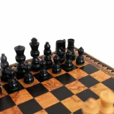 Detailansicht der schwarzen Holzfiguren auf dem Kunstleder-Schachbrett
