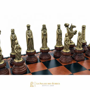 Detail der goldfarbenen mittelalterlichen Schachfiguren mit König, Dame und Figuren