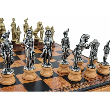 Schachfiguren Napoléon aus versilbertem Metall auf dem Brett, Soldaten im Detail