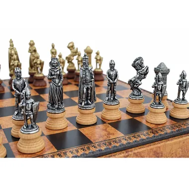 Schachfiguren Mary Stuart aus goldfarbenem und silbernem Metall auf dem Brett