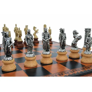 Detailansicht der versilberten Schachfiguren der Römer auf dem Schachbrett