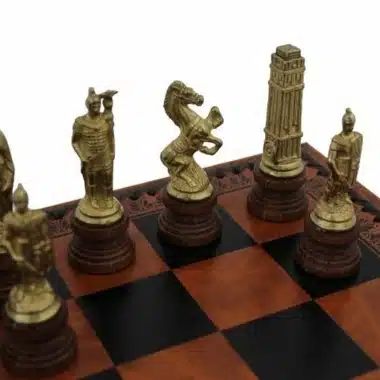Römisches vs. Barbarisches Schachspiel - Schachbrett, Dame und Backgammon aus braunem / schwarzem Kunstleder mit Aufbewahrungsfach & Schachspiel aus Metall und Holz – Bild 3