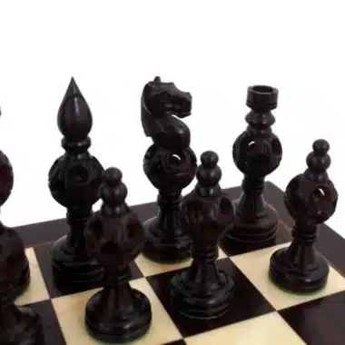 Dunkle Figuren des Schachspiels Oriental, Detail von Springer und geschnitztem Läufer