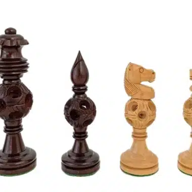 Zusammengestellte Schachfiguren Oriental, dunkler Läufer und heller Springer nebeneinander