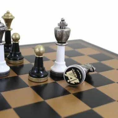 Schachspiel Staunton aus lackiertem Schwarz und Weiß Holz und Schachbrett aus Kunstleder in Gold und Schwarz – Bild 3