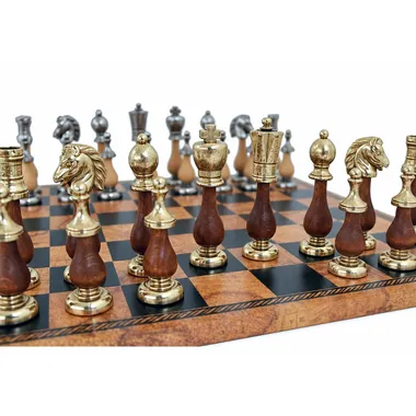 Schachfiguren Arabesque aus Holz und Metall aufgereiht auf dem Schachbrett