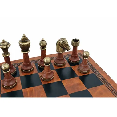 Detailansicht der Staunton-Schachfiguren aus Metall und Holz, König, Springer und Turm