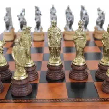 Goldene Figuren der römischen Legionäre gegenüber den silbernen gegnerischen Figuren
