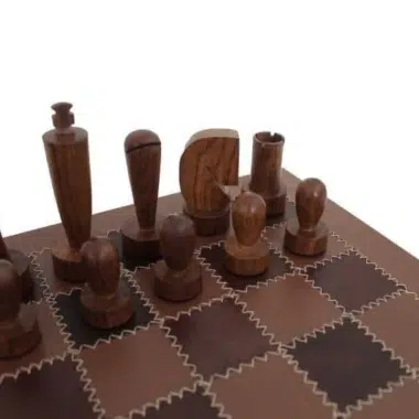 Nahaufnahme der hölzernen Schachfiguren auf dem Schachbrett aus echtem Leder