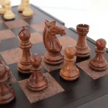 Detailansicht der Rosenholzfiguren auf den Feldern des Schachbretts