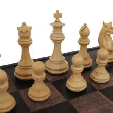 Helle Staunton-Schachfiguren auf dem Lederschachbrett