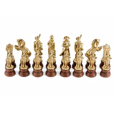 Napoléon-Schachfiguren aus goldfarbenem Metall aufgereiht auf Holzsockel