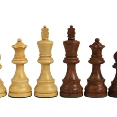 Schachfiguren aus Akazienholz, Detailansicht von hellen und dunklen Königen, Damen und Läufern