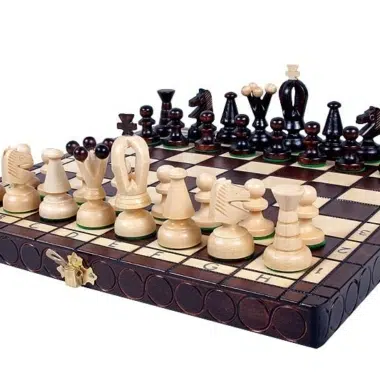 Schachfiguren und faltbares Spielbrett aus Holz