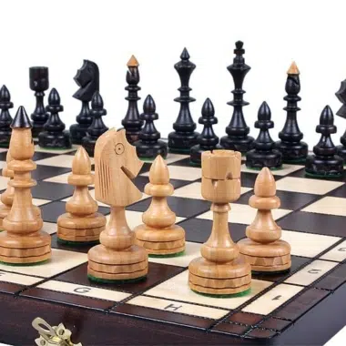 Großes Schachspiel und faltbares Holzspielbrett mit Aufbewahrung