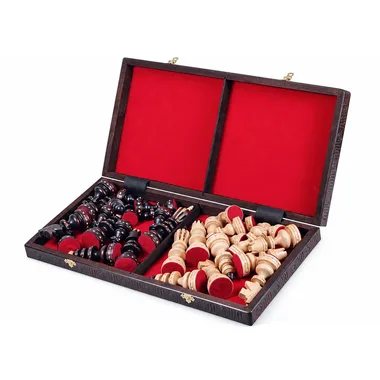 Geöffnete Klappbox mit Schachfiguren im roten Filz verstaut