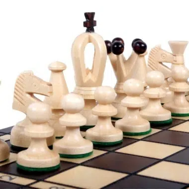 Schachfiguren und faltbares Spielbrett aus Holz – Bild 4