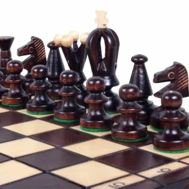 Schachfiguren und faltbares Spielbrett aus Holz – Bild 3