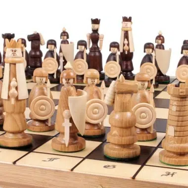 Faltbares Schachbrett und thematisches Schachspiel aus Holz mit Aufbewahrung – Bild 5