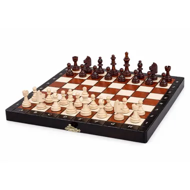 Kleines magnetisches Schachspiel aus Holz, Figuren in Ausgangsstellung auf geöffneter Box