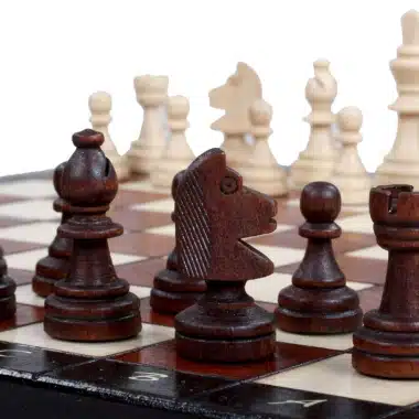Kleines Magnetisches Schachspiel aus Holz mit Aufbewahrung – Bild 7