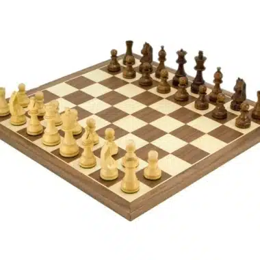 Schachspiel aus goldenem Rosenholz und Schachbrett aus Nussbaumholz