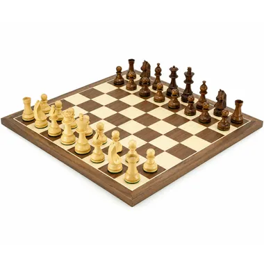 Schachspiel aus goldenem Rosenholz auf einem Schachbrett aus Nussbaumholz