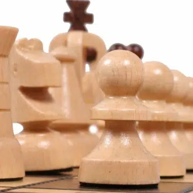 Faltbares Schach- und Dame-Spiel aus Holz – Bild 9