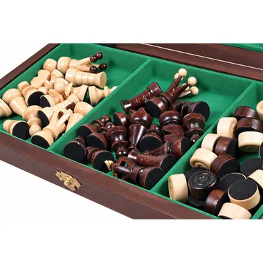 Geöffnete Box mit Schachfiguren und Dame-Spielsteinen auf grünem Filz verstaut