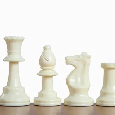 Rollbrett mit Aufbewahrung, Kunststoff-Schachfiguren und Uhr – Bild 5