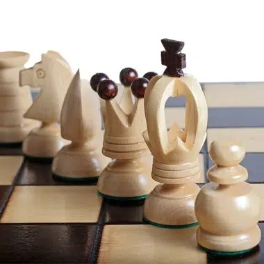 Schachspiel aus Holz und faltbares Schachbrett mit alphanumerischen Holzmarkierungen – Bild 7