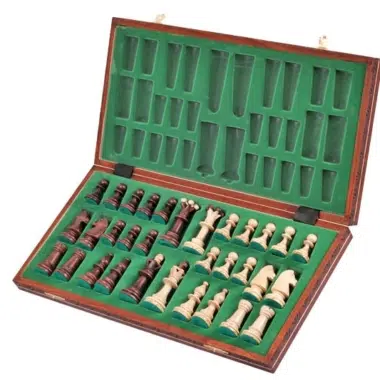 Geöffnete Box mit integriertem Stauraum und Figuren auf grünem Filz