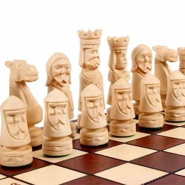 Großes Klapp-Schachbrett aus Holz mit geschnitzten Holzfiguren – Bild 4