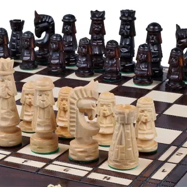 Schachspiel aus Holz mit Skulpturen und faltbarem Schachbrett mit Aufbewahrung – Bild 4
