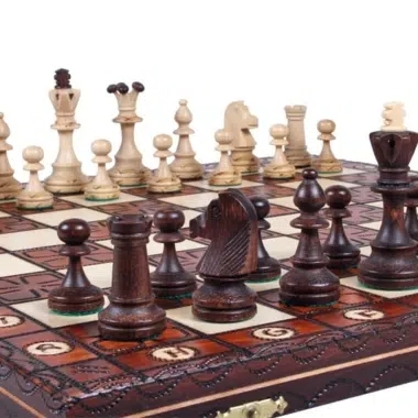 Nahansicht der Figuren mitten im Spiel auf dem gravierten Klappbrett