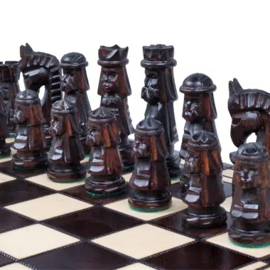 Schachspiel aus Holz mit Skulpturen und faltbarem Schachbrett mit Aufbewahrung – Bild 5