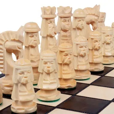 Schachspiel aus Holz mit Skulpturen und faltbarem Schachbrett mit Aufbewahrung – Bild 6