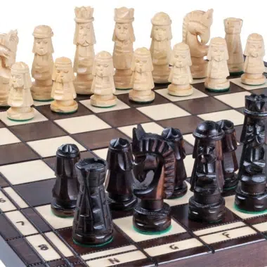Schachspiel aus Holz mit Skulpturen und faltbarem Schachbrett mit Aufbewahrung – Bild 3