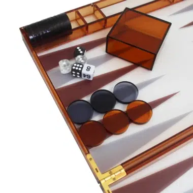 Alternative view of Moderne Backgammon aus orangefarbenem Plexiglas mit Damensteinen, Würfelbechern und Würfelset