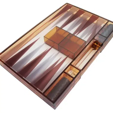 Moderne Backgammon aus orangefarbenem Plexiglas mit Damensteinen, Würfelbechern und Würfelset – Bild 3