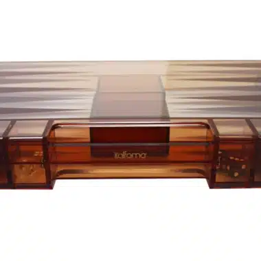 Moderne Backgammon aus orangefarbenem Plexiglas mit Damensteinen, Würfelbechern und Würfelset – Bild 4