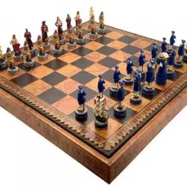 Kunstleder-Schachbrett mit Piratenfiguren in Spielaufstellung
